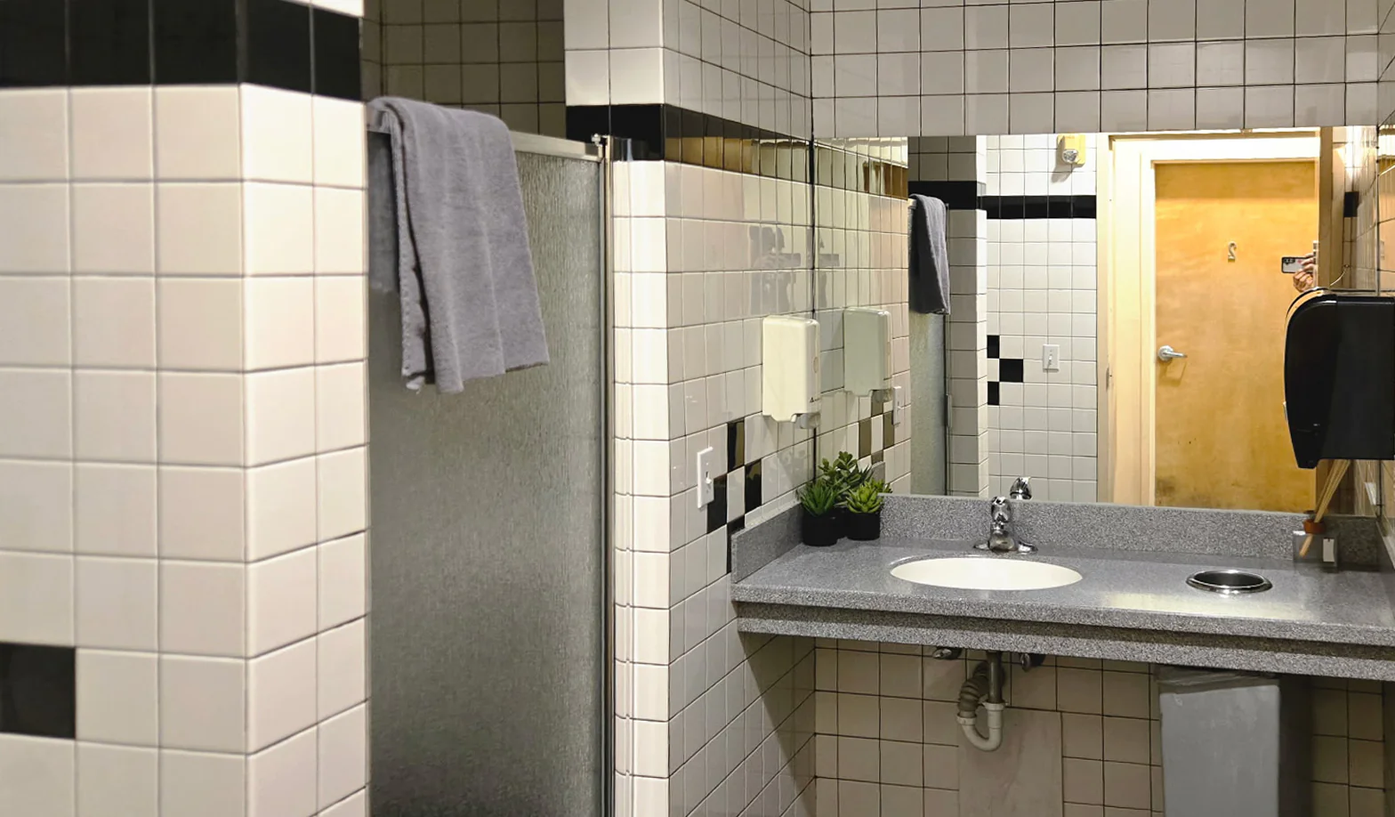 Dannys Avondale Truck Wash and Service Center Shower Room Counter